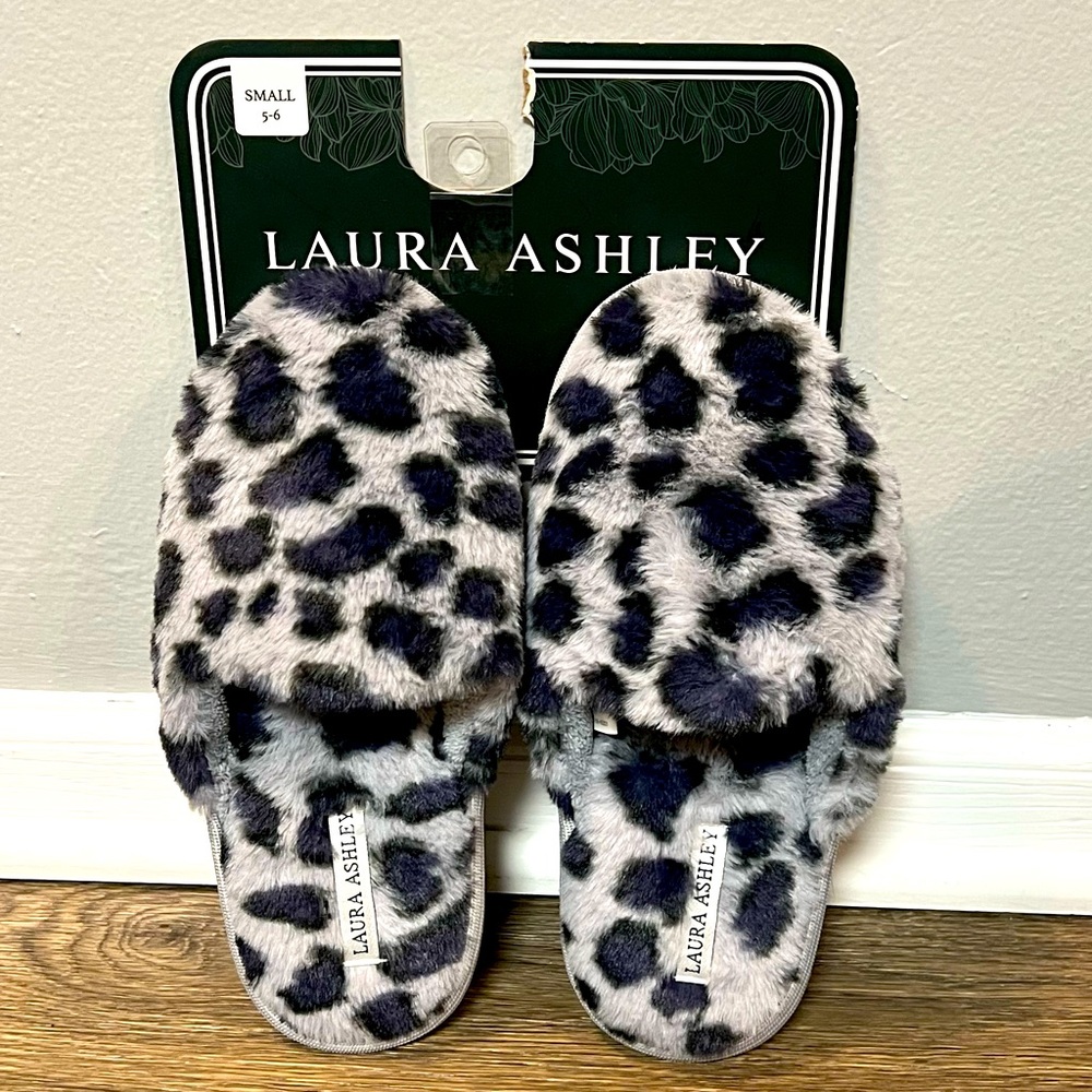 *SALE* NEW Women’s slippers
